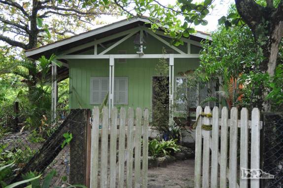 Nossa charmosa casinha na Ilha do Mel, no litoral do Paraná (a casa foi emprestada por uma amiga da Patricia, mãe da Ana)